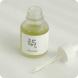 Serum y Ampoules al mejor precio: BEAUTY OF JOSEON Green Tea + Panthenol Calming Serum de Beauty of Joseon en Skin Thinks - Tratamiento Anti-Edad
