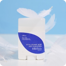 Protección Solar al mejor precio: Protector solar en barra Isntree Hyaluronic Acid Airy Sun Stick SPF50+ PA ++++ de ISNTREE en Skin Thinks - Piel Seca