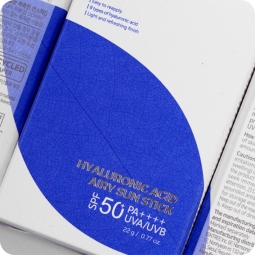 Protección Solar al mejor precio: Protector solar en barra Isntree Hyaluronic Acid Airy Sun Stick SPF50+ PA ++++ de ISNTREE en Skin Thinks - Piel Seca