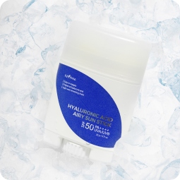 Protección Solar al mejor precio: Protector solar en barra Isntree Hyaluronic Acid Airy Sun Stick SPF50+ PA ++++ de ISNTREE en Skin Thinks - Piel Seca