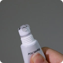 Contorno de Ojos al mejor precio: Serum reafirmante para el contorno FarmStay Water Full Moist Rolling Eye Serum de FarmStay en Skin Thinks - Piel Seca