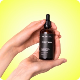 Tónicos - Cosmética Natural al mejor precio: Tónico Exfoliante Iluminador SkinTra Brightoner de SKINTRA en Skin Thinks - Tratamiento de Poros