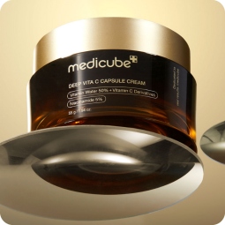 Emulsiones y Cremas al mejor precio: Crema Iluminadora y Reafirmante Medicube Deep Vita C Capsule Cream de Medicube en Skin Thinks - Piel Seca