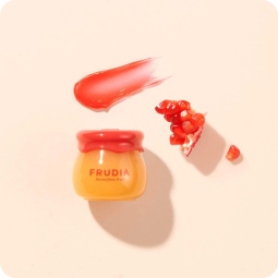 Maquillaje al mejor precio: Frudia Pomegranate Honey 3 in 1 Lip Balm. Volumen, Color e Hidratación de Frudia en Skin Thinks - Piel Seca