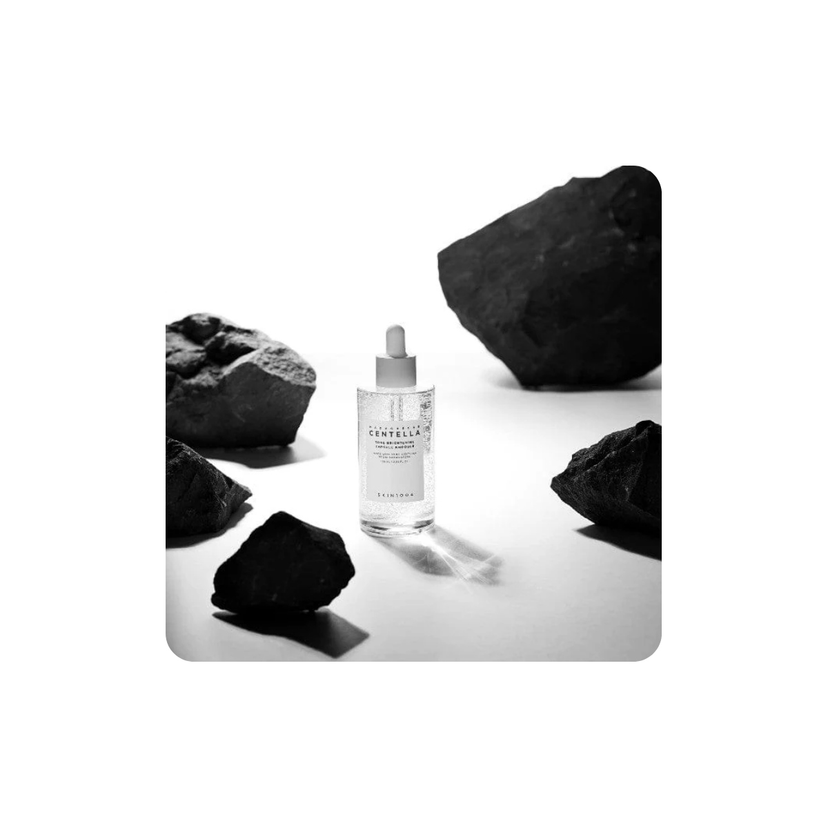 Serum y Ampoules al mejor precio: SKIN1004 Tone Brightening Capsule Ampoule 50ml de SKIN1004 en Skin Thinks - Tratamiento Anti-Edad