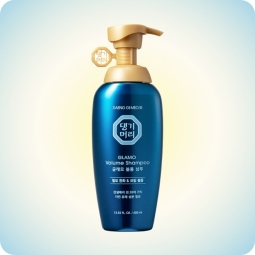 Envase de 400 ml del champú anticaída y volumen Daeng Gi Meo Ri Glamo Volume Shampoo con ginseng rojo y 21 herbales coreanos