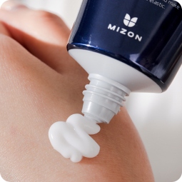 Tubo azul de Mizon Hyaluronic Ultra Suboom Cream mostrando su textura