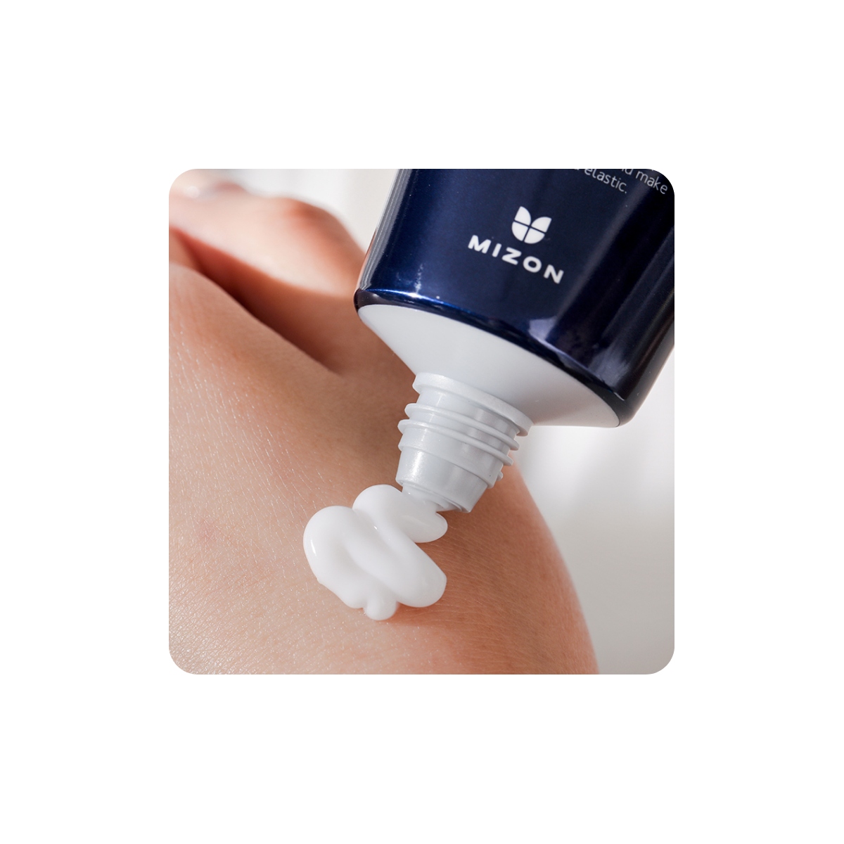 Tubo azul de Mizon Hyaluronic Ultra Suboom Cream mostrando su textura