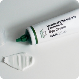 Contorno de Ojos al mejor precio: WATI FOR SKIN Heartleaf Vital Wrinkle Exosome-B Eye Cream, 30 ml de en Skin Thinks - Piel Seca