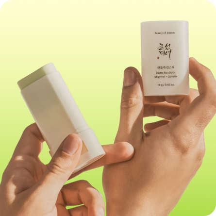 Protección Solar al mejor precio: BEAUTY OF JOSEON Matte Sun Stick Mugwort + Camelia SPF 50+ PA++++ de Beauty of Joseon en Skin Thinks - Piel Seca