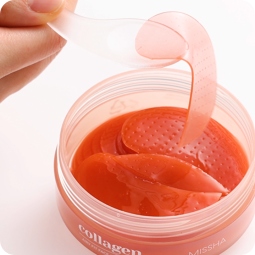 Parches de hidrogel MISSHA Airy Fit Collagen Lifting Face & Eye Patch mostrando su flexibilidad y textura