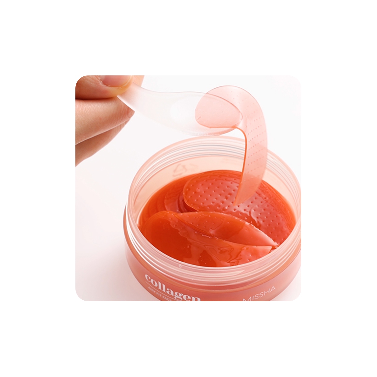 Parches de hidrogel MISSHA Airy Fit Collagen Lifting Face & Eye Patch mostrando su flexibilidad y textura