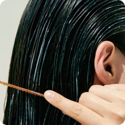 La'dor Herbalism Treatment sobre cabello dañado, mostrando aspecto suave y con brillo.