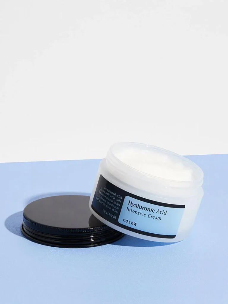 Las mejores cremas coreanas en 2026: nuestra selección probada 5 COSRX Hyaluronic Acid Intensive Cream, mostrando su textura ligera de color blanco
