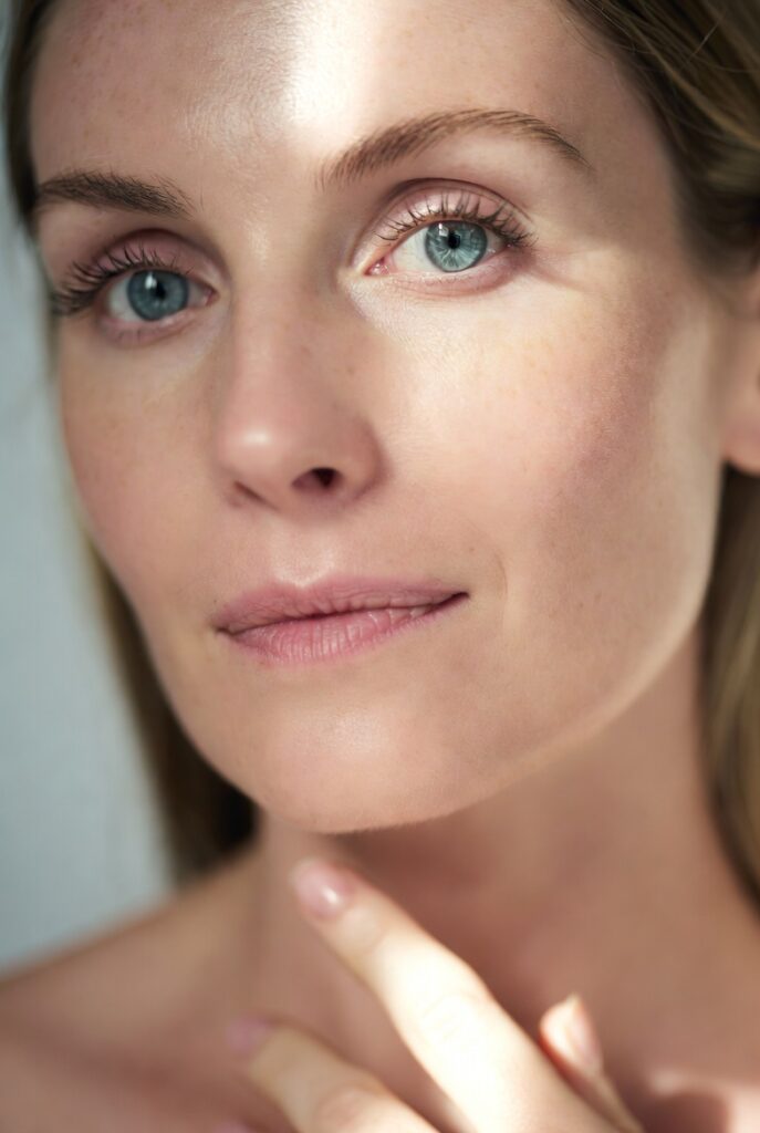 Detalle macro de textura de piel mostrando barrera cutánea dañada por frío con deshidratación visible y necesidad de ceramidas reparadoras