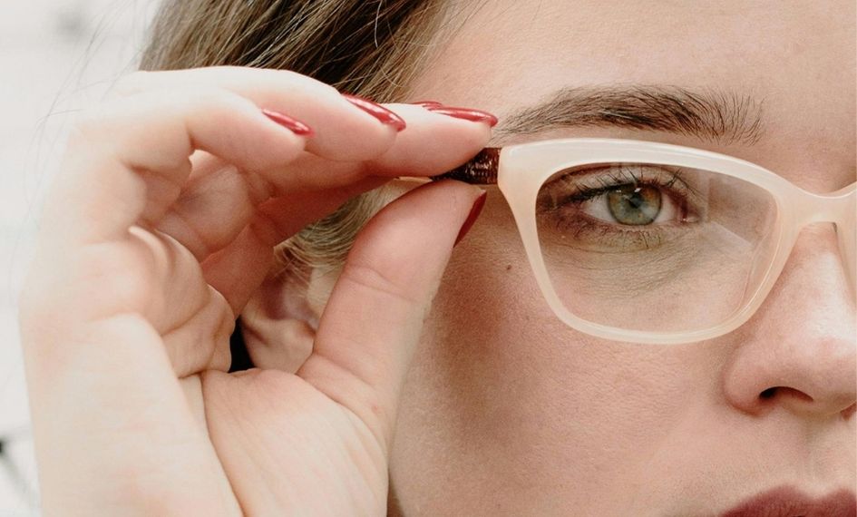 Usa contorno ojos con ácido tranexámico para mejroar el asapecto de las ojeras vasculares