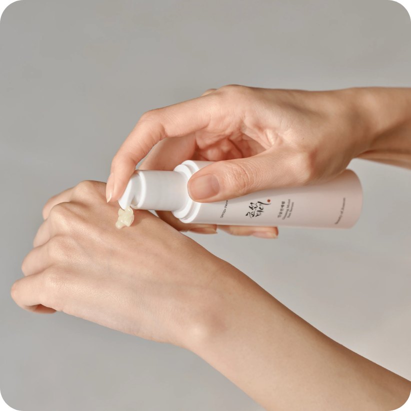 Beauty of Joseon Ginseng Moist Sun Serum SPF50+ PA++++
El protector solar más premium de Beauty of Joseon. Si buscas protección solar con beneficios antiedad potentes, este es tu elección.